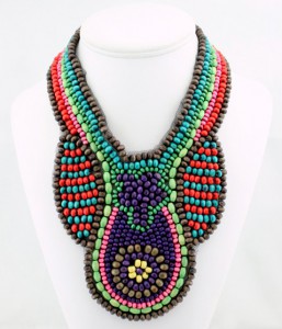 collier bois et polyester