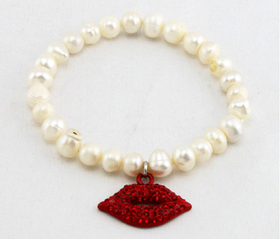 bracelet de perle et lèvres