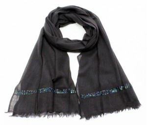 foulard noir et perles de cristal