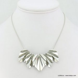 collier feuilles stylisées