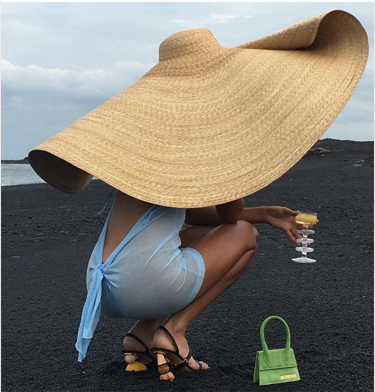 Chapeau de plage XXL en paille Jacquemus