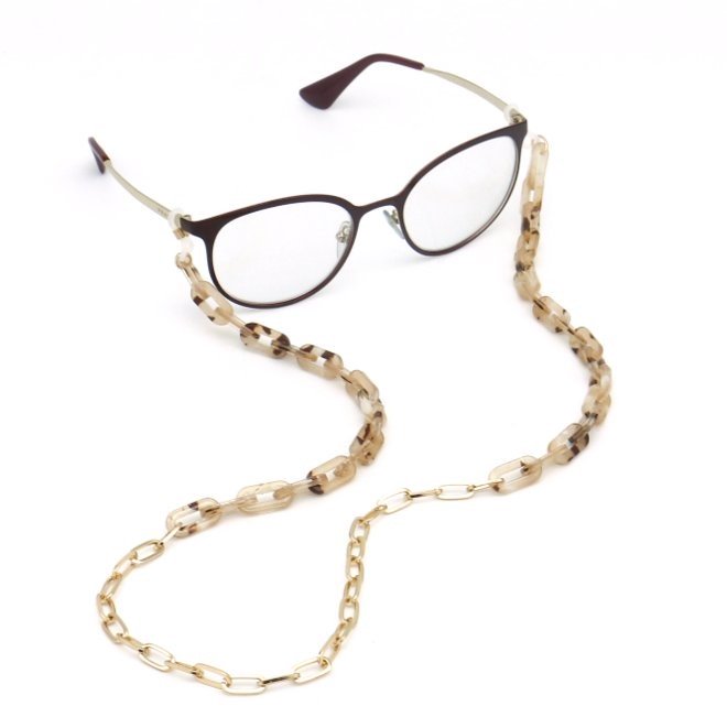 Chaîne de lunettes avec de gros maillons en résine-acétate effet écaille de tortue et métal.  Vendue par Parissima, vendeur en gros de la rue du Temple pour les professionnels de la mode et de la beauté.
