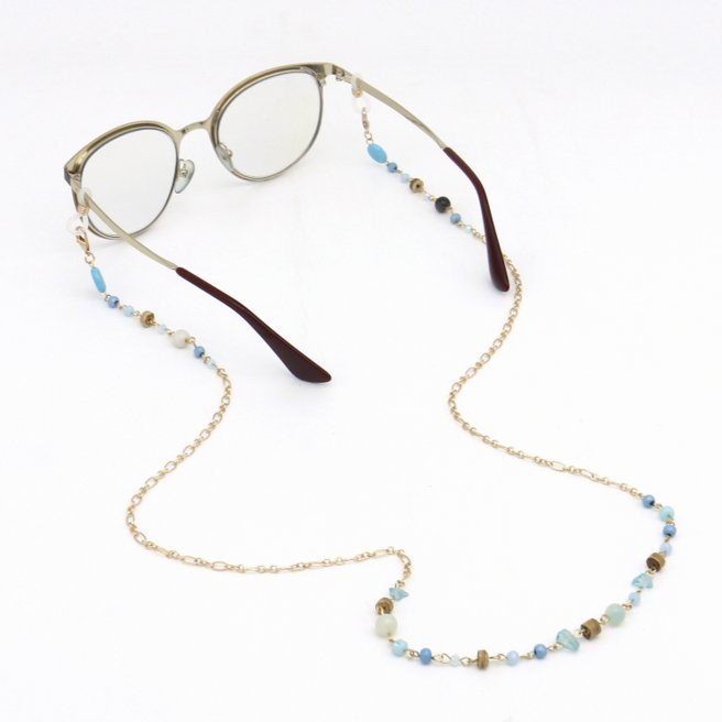  Parissima, professionnel de la vente en gros de maroquinerie, accessoires pour cheveux et bijoux fantaisie vous propose ce bel accessoire de lunettes en chaîne et perles en pierre.