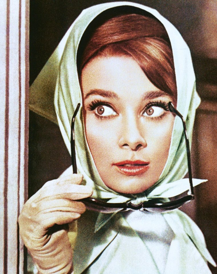 Audrey Hepburn portant un foulard tendance autour des cheveux avec lunettes de soleil noires