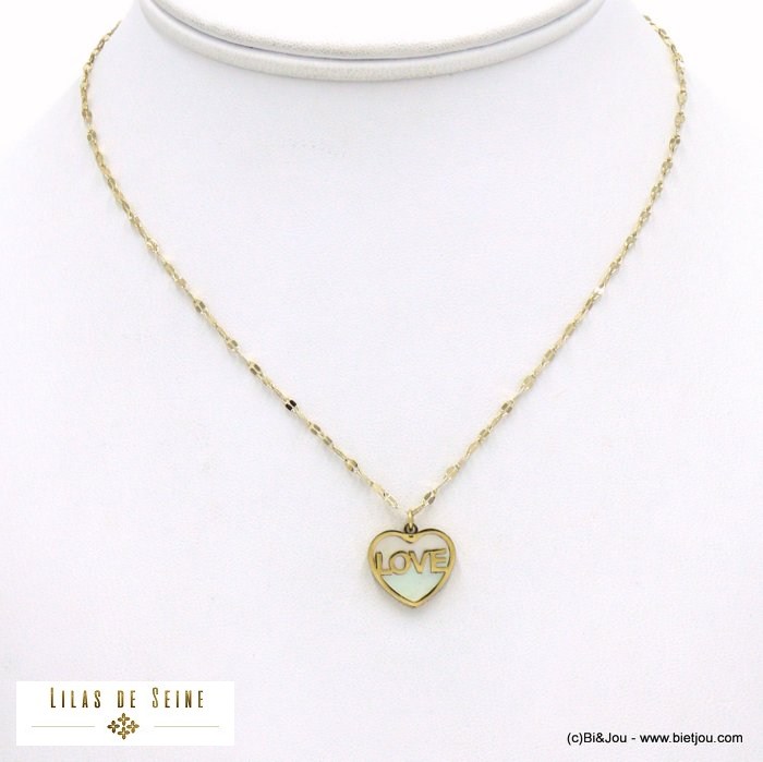 Collier court avec chaîne fantaisie et pendentif LOVE forme coeur en acier et nacre.