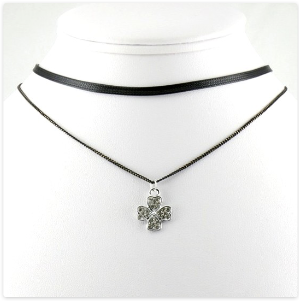 Collier choker double-rangs et pendentif trèfle