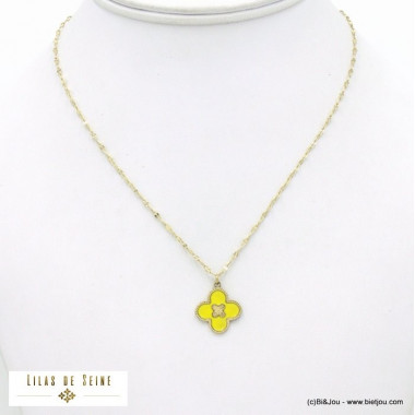 Collier disponible chez Parissima en acier inoxydable doré avec pendant trèfle en émail jaune