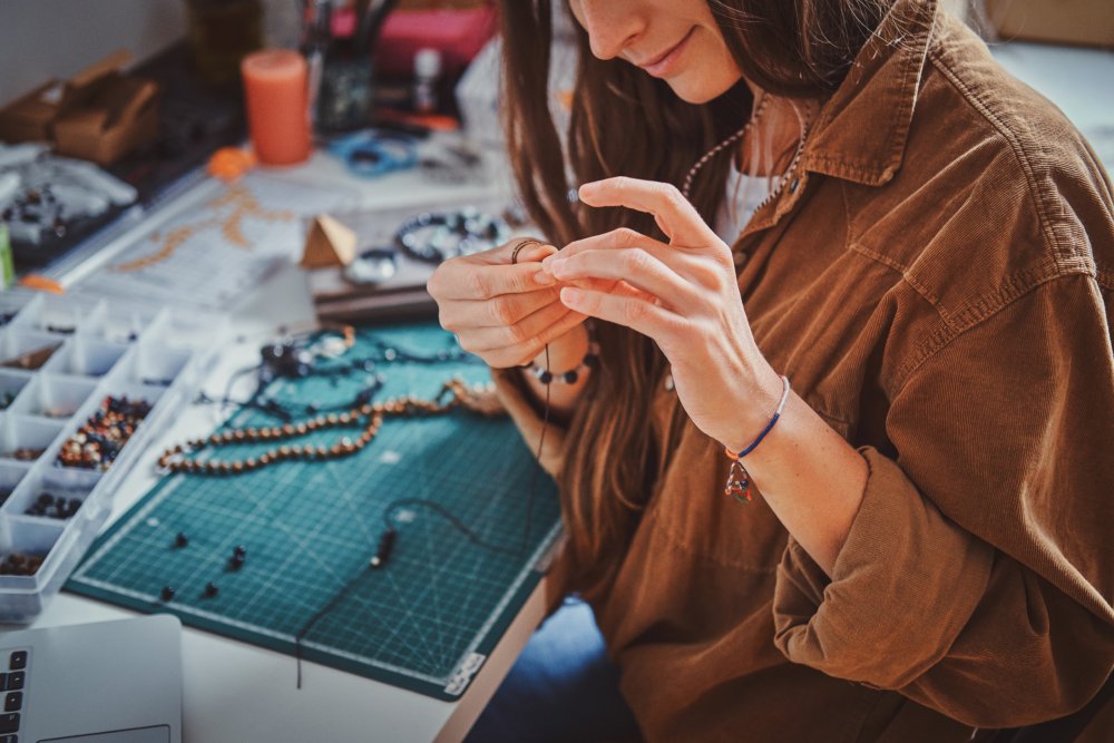 Femme fabriquant des bijoux fantaisie à la main